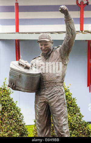 Statua di Dale Earnhardt Sr. al Daytona International Speedway di Daytona Beach, Florida Foto Stock