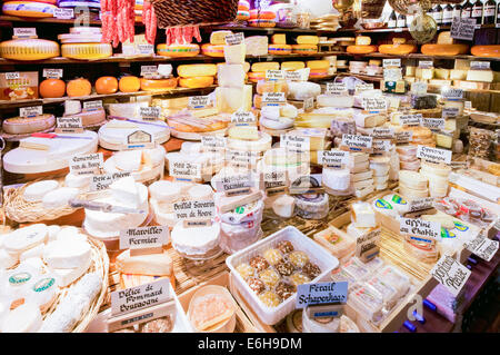 L'interno del famoso negozio di specialità gastronomiche, Diksmuids Boterhuis mostra una varietà di formaggi e salsiccia secca a Bruges, Belgio Foto Stock