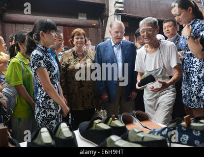 Nanjing, cinese della provincia di Jiangsu. 24 Ago, 2014. L ex Presidente del Comitato olimpico internazionale Jacques Rogge visite Gaochun Street in Nanjing East cinese della provincia di Jiangsu, 24 agosto 2014. © Shen Peng/Xinhua/Alamy Live News Foto Stock