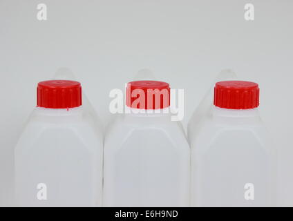 Tre i bidoni vuoti di plastica bianca con coperchi rossi Foto Stock