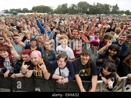 Leeds, Regno Unito. 23 Ago, 2014. I frequentatori del festival di godere dell'atmosfera durante la seconda giornata del festival di Leeds a Bramham Park il 23 agosto 2014 a Leeds, Regno Unito Credito: Sam Kovak/Alamy Live News Foto Stock