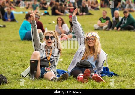 Leeds, Regno Unito. 23 Ago, 2014. I frequentatori del festival di godere dell'atmosfera durante la seconda giornata del festival di Leeds a Bramham Park il 23 agosto 2014 a Leeds, Regno Unito Credito: Sam Kovak/Alamy Live News Foto Stock