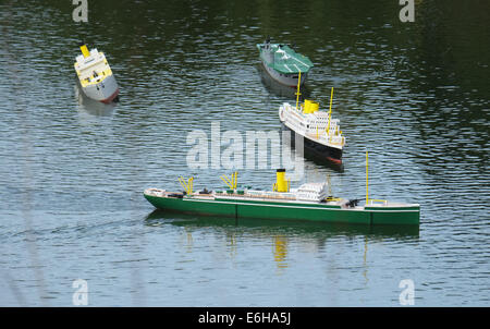 Modelli di navi sul lago di emanazione della guerra navale. Foto Stock