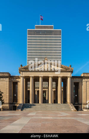 William Snodgrass Tennessee dietro la torre memorial presso la War Memorial Plaza nel centro cittadino di Nashville Tennessee Foto Stock