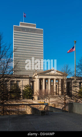 William Snodgrass Tennessee dietro la torre memorial presso la War Memorial Plaza nel centro cittadino di Nashville Tennessee Foto Stock