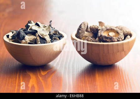 Jelly orecchio e funghi shiitake in ciotole di legno Foto Stock