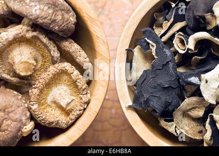 Jelly orecchio e funghi shiitake in ciotole di legno Foto Stock