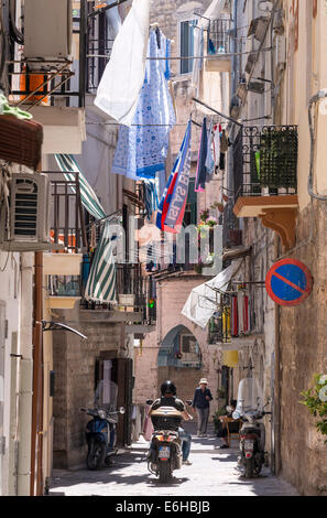 Un backstreet in Barivecchia, Bari città vecchia, Puglia, Italia meridionale. Foto Stock