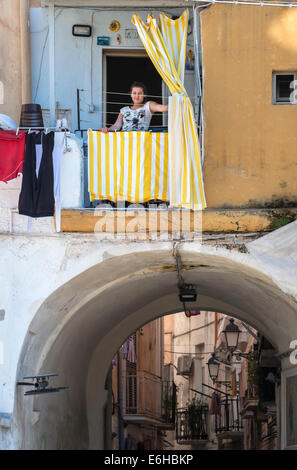 Un balcone che dava su una strada secondaria in Barivecchia, Bari città vecchia, Puglia, Italia meridionale. Foto Stock