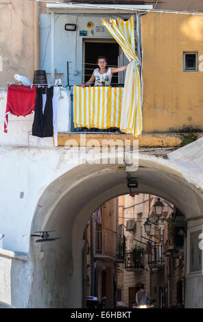 Un balcone che dava su una strada secondaria in Barivecchia, Bari città vecchia, Puglia, Italia meridionale. Foto Stock