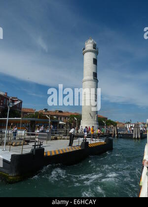 Un vapporetto si allontana dal faro sulla laguna di Venezia Isola di Murano Foto Stock