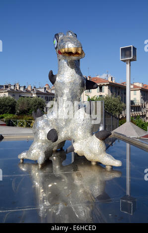 Mostro di Loch Ness Scultura & Fontana (1993) di Niki de Saint Phalle davanti al museo di arte moderna Mamac Nizza Francia Foto Stock