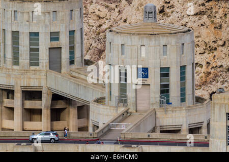 Aspirazione acqua torri presso la Diga di Hoover nel Black Canyon del Fiume Colorado vicino a Boulder City, Nevada Foto Stock