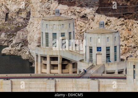 Acqua torri di aspirazione all' Hoover Dam nel Black Canyon del Fiume Colorado vicino a Boulder City, Nevada Foto Stock