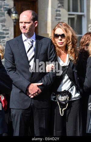 Derry, Londonderry, Irlanda del Nord - 24 agosto 2014. Funerali di emittente Gerry Anderson. Christine Anderson vedova del broadcaster Gerry Anderson con figlio David che frequentano il servizio funebre a san Eugenio la Cattedrale cattolica romana. Gerry Anderson's broadcasting una carriera di 30 anni programmi di hosting per BBC Radio 4, BBC Radio Ulster, BBC Radio Foyle e BBC Irlanda del Nord la televisione. Credito: George Sweeney / Alamy Live News Foto Stock