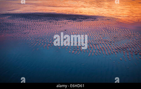 Riflessi drammatici sulla spiaggia increspature a bassa marea nel Golfo del Messico nei pressi di Gulfport, Mississippi Foto Stock