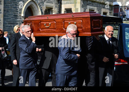 Derry, Londonderry, Irlanda del Nord - 24 agosto 2014. Funerali di emittente Gerry Anderson. Funerali di BBC emittente Gerry Anderson avviene a San Eugenio la Cattedrale cattolica romana. Gerry Anderson's broadcasting una carriera di 30 anni programmi di hosting per BBC Radio 4, BBC Radio Ulster, BBC Radio Foyle e BBC Irlanda del Nord la televisione. Credito: George Sweeney / Alamy Live News Foto Stock