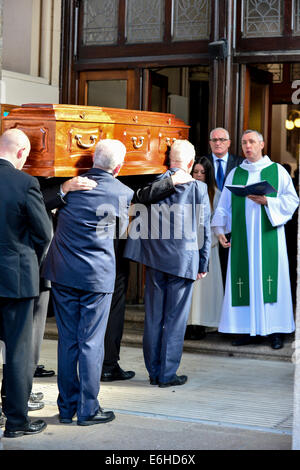 Derry, Londonderry, Irlanda del Nord - 24 agosto 2014. Funerali di emittente Gerry Anderson. Funerali di BBC emittente Gerry Anderson avviene a San Eugenio la Cattedrale cattolica romana. Gerry Anderson's broadcasting una carriera di 30 anni programmi di hosting per BBC Radio 4, BBC Radio Ulster, BBC Radio Foyle e BBC Irlanda del Nord la televisione. Credito: George Sweeney / Alamy Live News Foto Stock