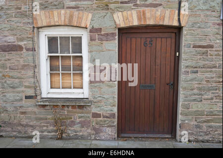 Numero marrone 65 in legno porta anteriore con telaio scorrevole finestra periodo di casa a schiera in Brecon Galles POWYS REGNO UNITO Foto Stock