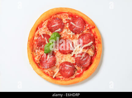 Freschi di forno salsiccia per pizza Pizza - studio shot Foto Stock