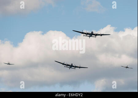 Battle of Britain Memorial Flight con Avro Lancasters PA474 'Thumper' e il Canadian Warplane Heritage Museum 'vera', Hawker Hurricane PZ865 (Mk IIc) e Spitfire PS915 (Mk PRXIX) al Dawlish Air Show. Foto Stock