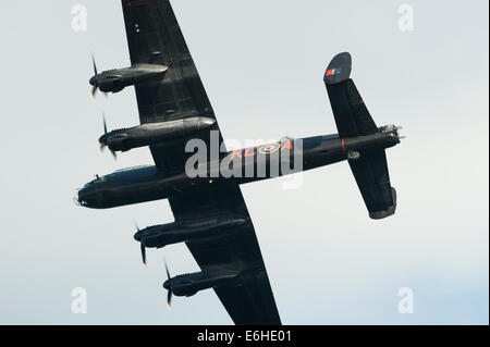 Battle of Britain Memorial Flight con la città di Lincoln Avro Lancaster PA474 "Thumper" al Dawlish Air Show. Foto Stock