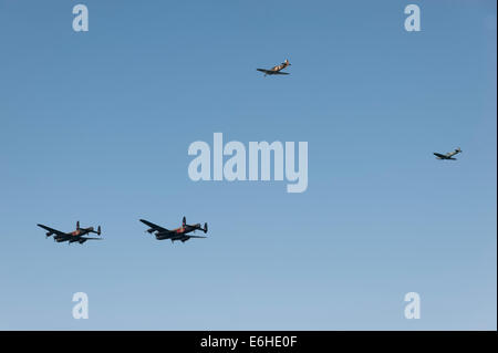 Battle of Britain Memorial Flight con Avro Lancasters PA474 'Thumper' e il Canadian Warplane Heritage Museum 'vera', Hawker Hurricane PZ865 (Mk IIc) e Spitfire PS915 (Mk PRXIX) al Dawlish Air Show. Foto Stock