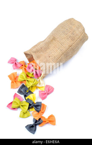 Farfalle multicolori caduta dalla borsa di tela Foto Stock