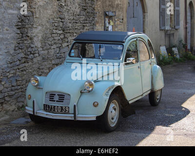 La luce blu vintage Citroen 2CV auto parcheggiate in un villaggio in Francia Foto Stock