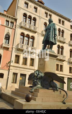 Memorial Sculpture a Manin e Leone di San Marco, simbolo tradizionale di Venezia, in Piazza Manin, Venezia, Italia Foto Stock