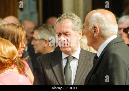 Londonderry, Irlanda del Nord. 24 Agosto 2014 - i compagni di presentatore Sean Coyle assiste al funerale di Irlanda del Nord emittente Gerry Anderson Credit: stephen Barnes/Alamy Live News Foto Stock