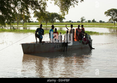 I bambini utilizzano barca donati da ACAD per attraversare il fiume a Achok Agok, provincia di Abyei, Sudan / Sud Sudan. Foto Stock