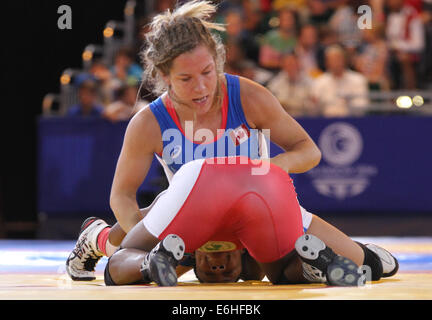 Danielle LAPPAGE del Canada (blu) v OBORUDUDU Benedizione della Nigeria (rosso) in womens 63kg freestyle wrestling Foto Stock