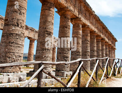 Segesta tempio greco. Antica architettura in Italia, Sicilia Foto Stock