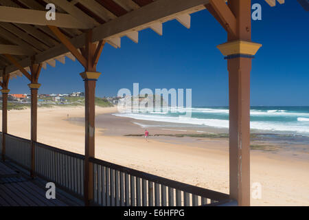 Merewether spiaggia dal pavilion guardando verso Bar Spiaggia Newcastle New South Wales NSW Australia Foto Stock