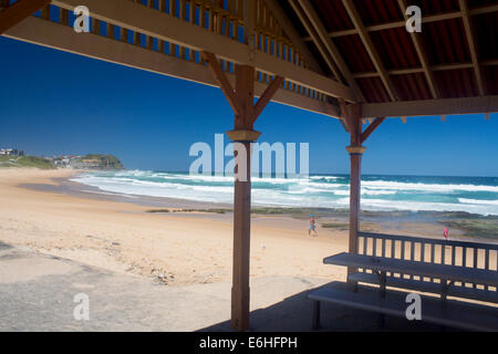 Merewether spiaggia dal pavilion guardando verso Bar Spiaggia Newcastle New South Wales NSW Australia Foto Stock