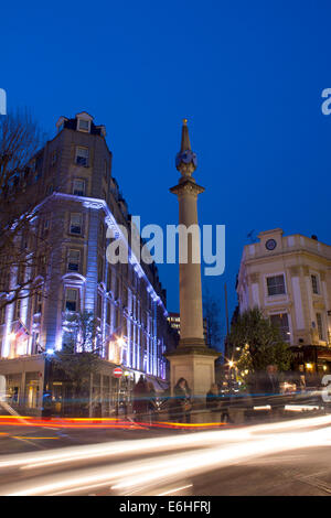 Seven Dials a Covent Garden al crepuscolo con percorsi di traffico luci motion blur Londra Inghilterra REGNO UNITO Foto Stock