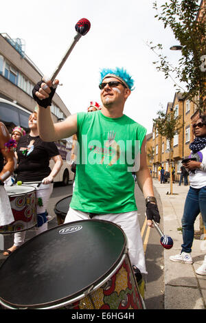 Carnevale di Notting Hill 2014, Notting Hill, West London, London, Regno Unito 24 agosto 2014 la Giornata della Famiglia a Carnevale 2014 un carnevale di Notting Hill partecipante su tamburi credito: credito: Richard Soans/Alamy Live News Foto Stock