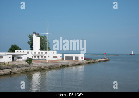 Ohio, il Lago Erie, Cleveland. Porto di Cleveland, la storica stazione della Guardia Costiera e Boat House, persone di pesca fuori del molo. Foto Stock