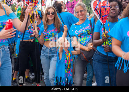 Londra, Regno Unito. 24 Agosto, 2014. Festaioli partecipare nel 2014's carnevale di Notting Hill a Londra, celebrando Indiana Occidentale e di altre culture e attrae centinaia di migliaia di persone in Europa il più grande partito di strada. Foto Stock