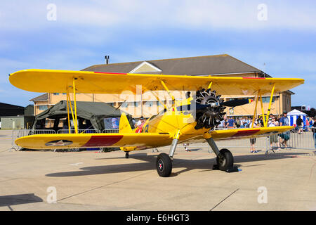 Boeing Stearman E75 Kaydet (N2s-5) biplano sul display statico Foto Stock