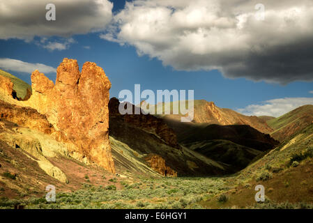 Le formazioni rocciose e le nuvole in Leslie Gultch. Malhuer County, Oregon Foto Stock