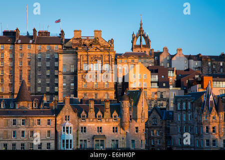 Impostazione della luce solare sullo i vecchi edifici di Edimburgo, Scozia Foto Stock