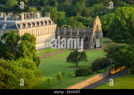 Alba sul Palazzo di Holyroodhouse e rovine di Holyrood Abbey, Edimburgo, Lothian, Scozia Foto Stock