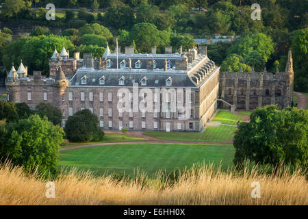 Alba sul Palazzo di Holyroodhouse e rovine di Holyrood Abbey, Edimburgo, Lothian, Scozia Foto Stock