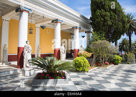 Visite turistiche a Corfù/Grecia: Castello di imperatrice Elisabetta II da Austria - residenza estiva. Foto Stock