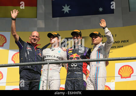 Spa-Francorchamps, Belgio. 24 Ago, 2014. Gran Premio di Belgio di F1. Il giorno della gara. Daniel Ricciardo da Infiniti Red Bull Racing team sul podio con Adrian Newey, Nico Rosberg da Mercedes AMG Petronas F1 team e Williams Martini Racing driver Valtteri Bottas. Credito: Azione Sport Plus/Alamy Live News Foto Stock