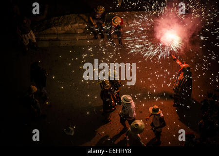 Sitges, Spagna. 23 Ago, 2014. Un incendio-runner set fuori i suoi fuochi d'artificio durante la " Festa Major de Sitges' © Matthias Oesterle/ZUMA filo/ZUMAPRESS.com/Alamy Live News Foto Stock