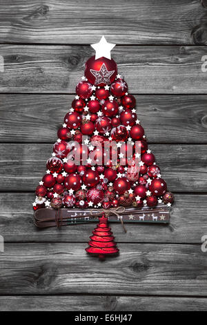 Rosso di albero di natale con le palle su legno vecchio shabby chic sfondo. Foto Stock