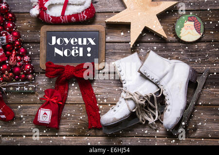 Buon Natale nel testo francese 'Joyeux Noel' - Paese in stile di colore rosso e bianco antica decorazione su legno. Foto Stock